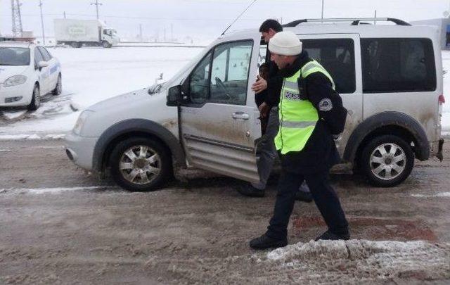 Kar, Aksaray-konya Yolunu Trafiğe Kapadı