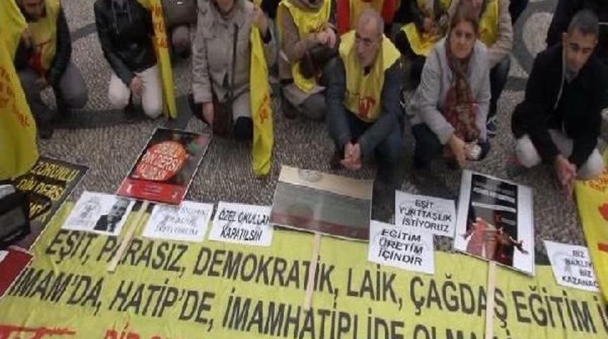 ALEVİLERDEN KADIK&Ouml;Y'DE OTURMA EYLEMİ...