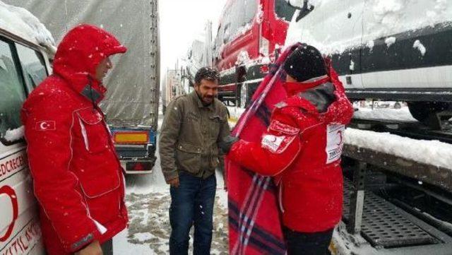 Yoğun Kar Yağışı Bolu Dağı'nda Ulaşımı Etkiliyor (4)