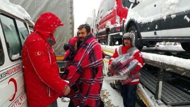 Yoğun Kar Yağışı Bolu Dağı'nda Ulaşımı Etkiliyor (4)