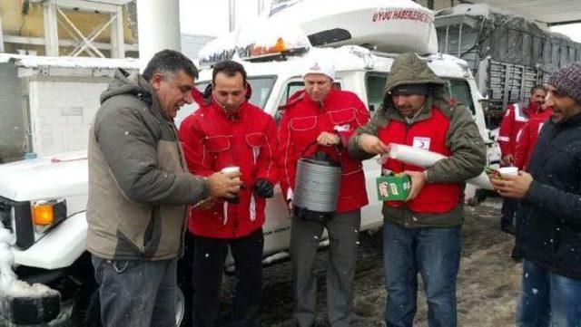 Yoğun Kar Yağışı Bolu Dağı'nda Ulaşımı Etkiliyor (4)