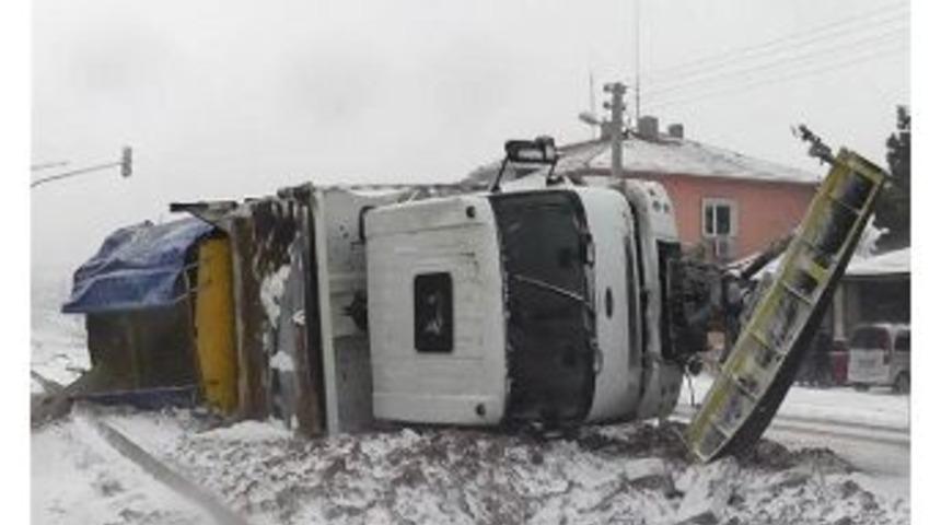 Kar Küreme Kamyonu Yan Yattı