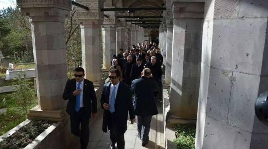 Başbakan Prof. Dr. Ahmet Davutoğlu&rsquo;nun Erzincan&rsquo;a Olan İlk Ziyareti Terzi Baba Hazretleri Oldu