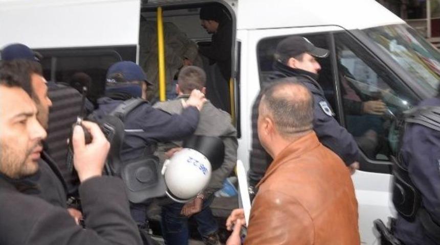 &lsquo;dağılın&rsquo; Uyarısına Uymayan Gruba M&uuml;dahale