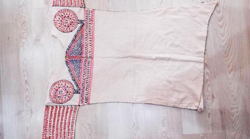 Padişahların giydiği tılsımlı g&ouml;mleği satmaya &ccedil;alışırken yakalandı!