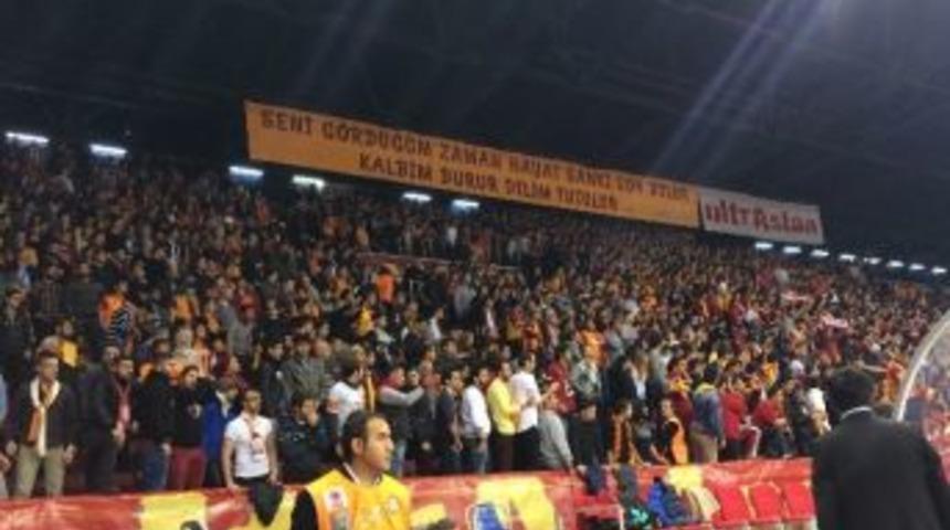 Abdi İpek&ccedil;i&rsquo;de Saygı Duruşu Krizi