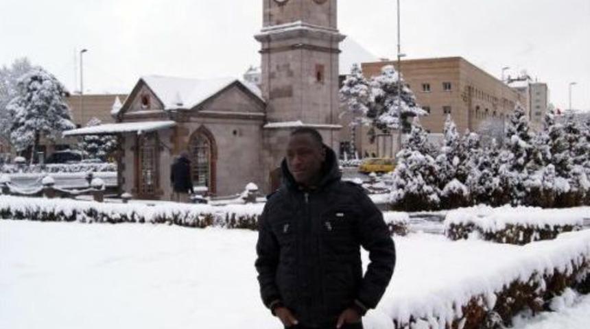 Kenyalı &Ouml;ğrenciden Karda Selfie