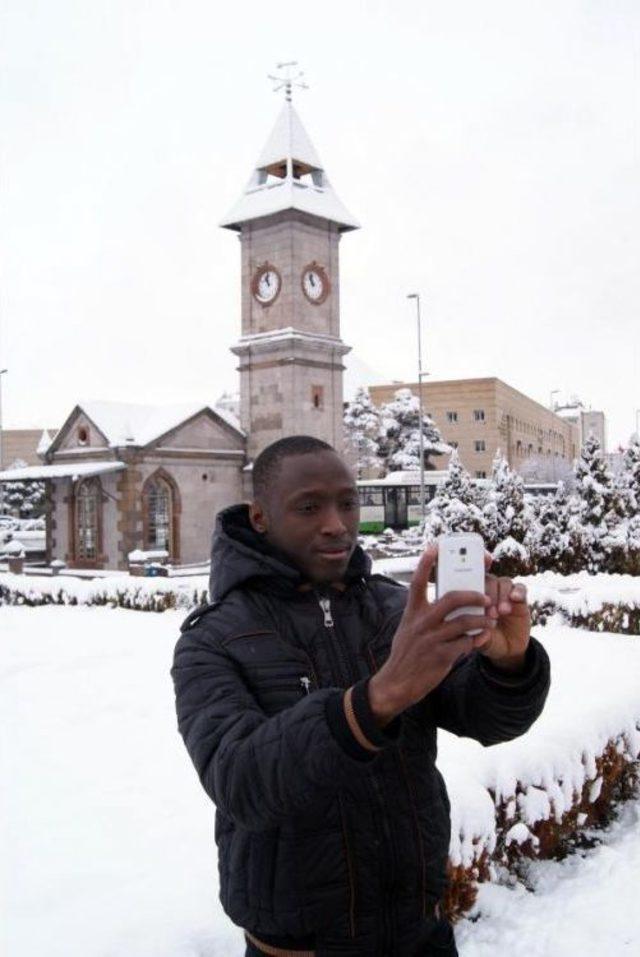 Kenyalı &Ouml;ğrenciden Karda Selfie 1