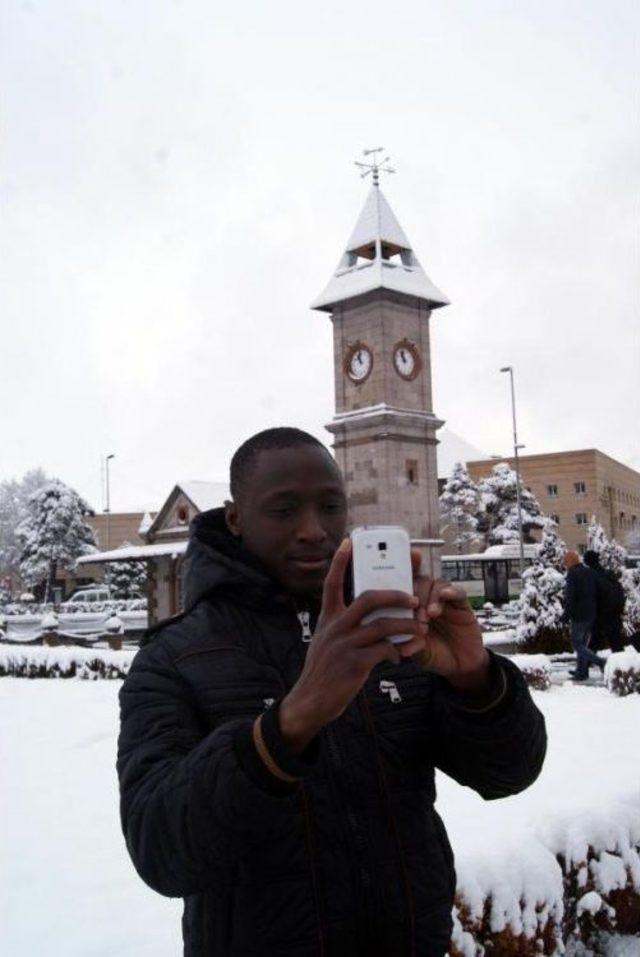 Kenyalı &Ouml;ğrenciden Karda Selfie 2