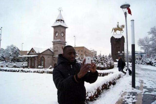 Kenyalı &Ouml;ğrenciden Karda Selfie 3
