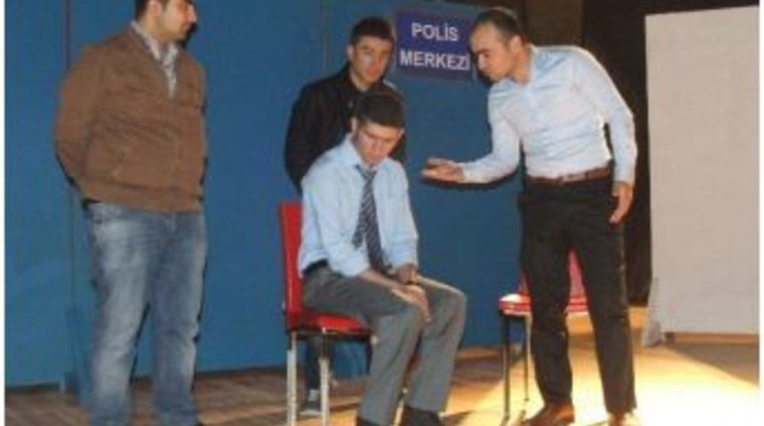 Aydın Polisi Tiyatroyla Gen&ccedil;leri Uyuşturucuya Karşı Uyaracak
