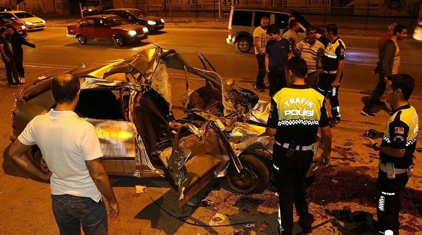 Otomobil Park Halindeki Kamyonete &Ccedil;arptı: 5 Yaralı