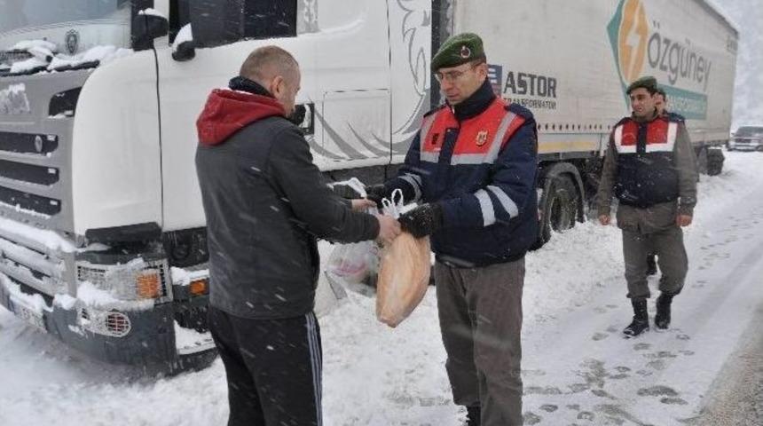 Yolda Kalan Tır Şof&ouml;rlerinin Yardımına Jandarma Yetişti