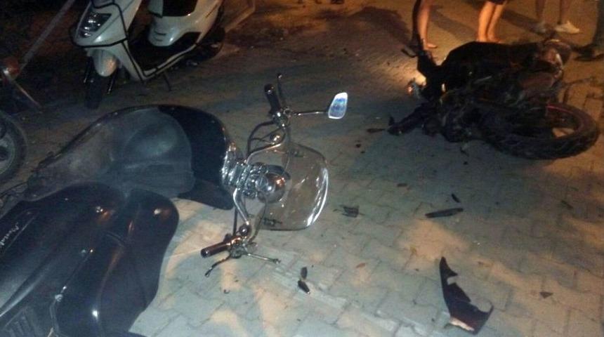 Otomobil &Ouml;nce Motosiklete Sonra Turist &Ccedil;ifte &Ccedil;arptı: 1 &Ouml;l&uuml;, 2 Yaralı