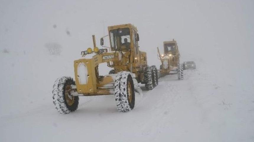 Sorgun &Ouml;zel İdare Ekipleri Yol A&ccedil;ma &Ccedil;alışmalarını S&uuml;rd&uuml;r&uuml;yor