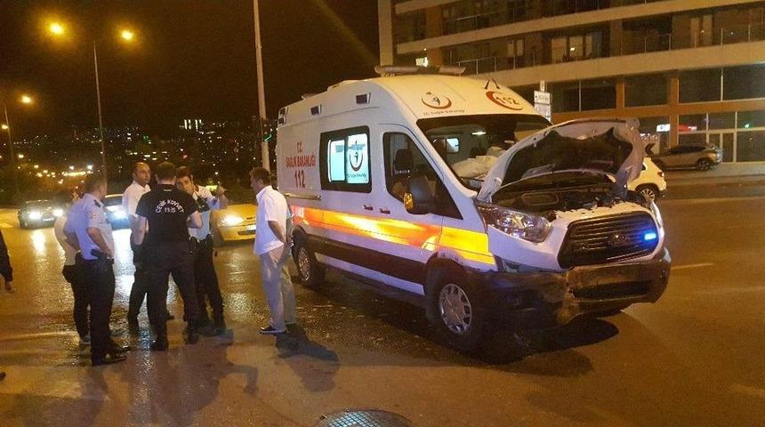 Samsun&rsquo;da Ambulans Otomobil İle &Ccedil;arpıştı: 1 Yaralı