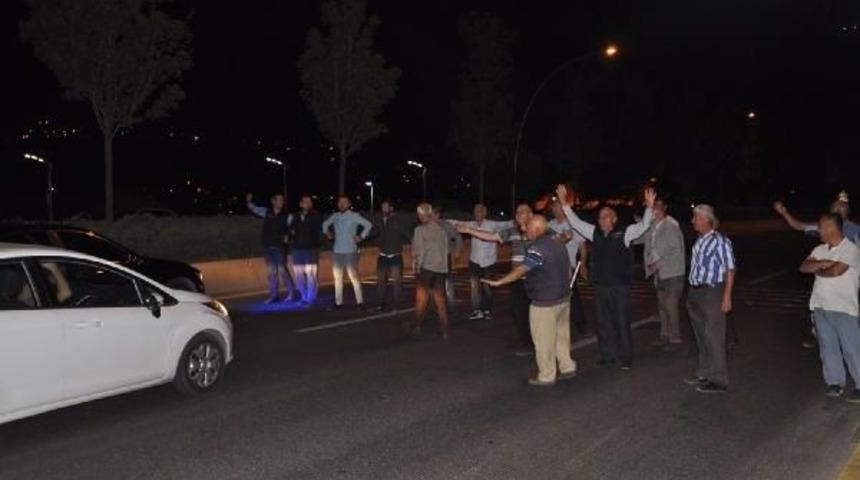 Ankara'da Durak Isteyen Vatandaşlar, Protokol Yolunu Kapattı