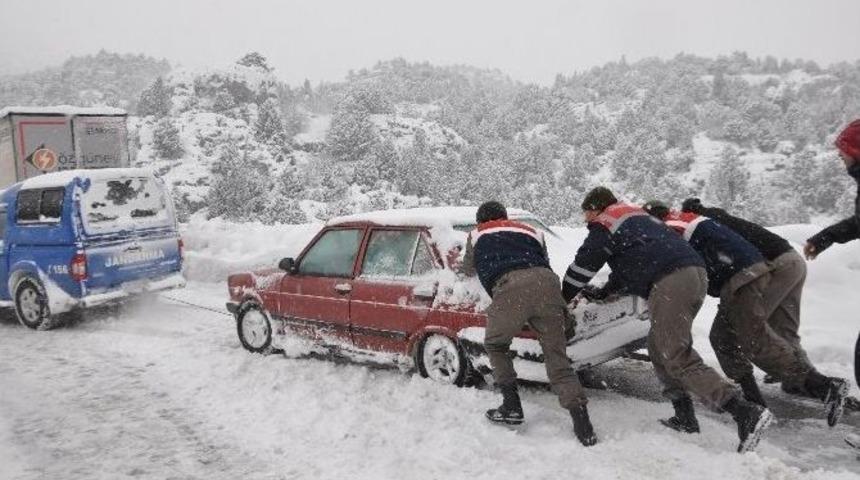 Karlı Yolda Mahsur Kalan Aileyi Jandarma Kurtardı