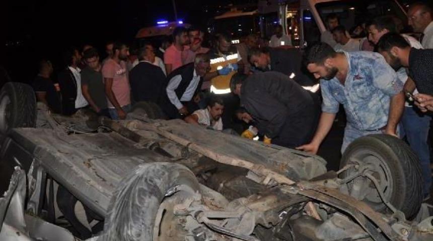 Vatandaşlar, Yaralı S&uuml;r&uuml;c&uuml;y&uuml; Aracı Kaldırarak Kurtardı