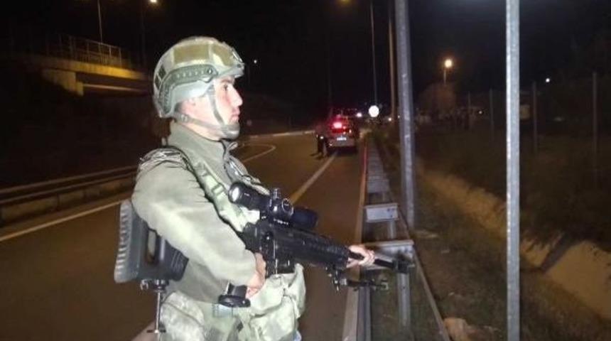 Hırsızlık Ş&uuml;phelisi, &Ccedil;atışmada 2 Polisi Yaralayıp Ka&ccedil;tı (2 )