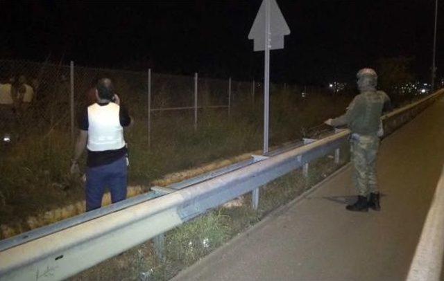 Hırsızlık Ş&uuml;phelisi, &Ccedil;atışmada 2 Polisi Yaralayıp Ka&ccedil;tı (2 ) 2