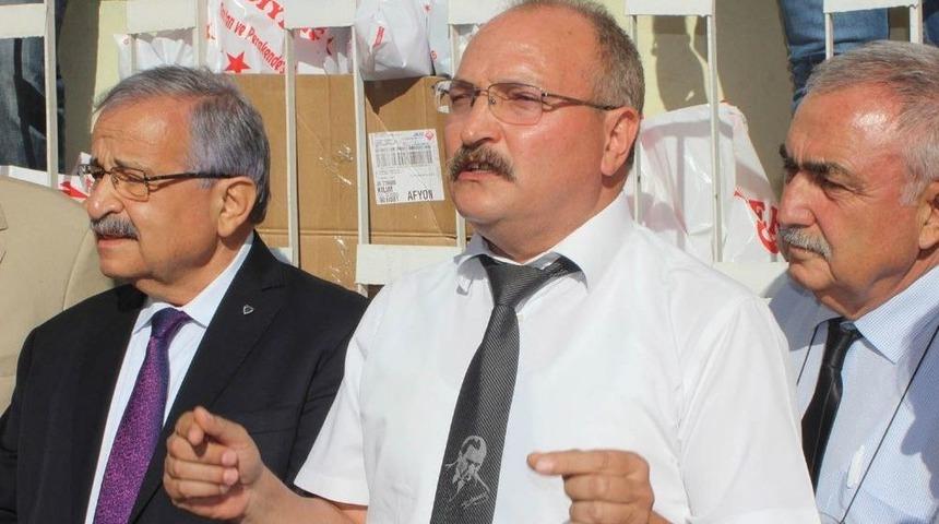 Uşak&rsquo;ta &Ouml;ğrencilere Kırtasiye Ve Giysi Yardımı Yapıldı