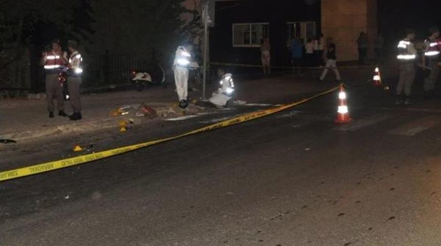 Otomobil &Ouml;nce Motosiklete, Ardından Turist &Ccedil;ifte &Ccedil;arptı: 1 &Ouml;l&uuml;, 2 Yaralı