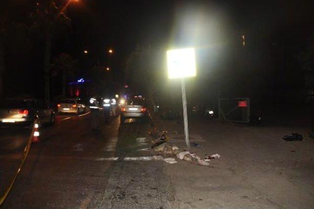 Otomobil &Ouml;nce Motosiklete, Ardından Turist &Ccedil;ifte &Ccedil;arptı: 1 &Ouml;l&uuml;, 2 Yaralı 2