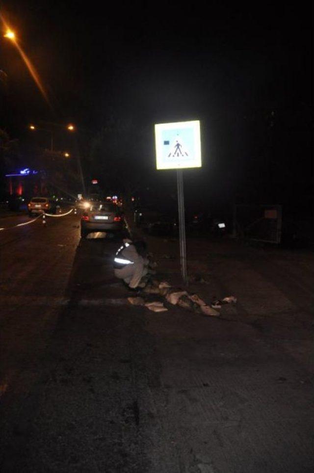 Otomobil &Ouml;nce Motosiklete, Ardından Turist &Ccedil;ifte &Ccedil;arptı: 1 &Ouml;l&uuml;, 2 Yaralı 3