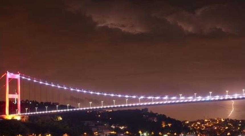 İstanbul'da Art Arda &Ccedil;akan Şimşekler G&ouml;ky&uuml;z&uuml;n&uuml; Aydınlattı