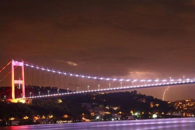 İstanbul da Art Arda &Ccedil;akan Şimşekler G&ouml;ky&uuml;z&uuml;n&uuml; Aydınlattı 1