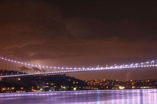 İstanbul'da Art Arda Çakan Şimşekler Gökyüzünü Aydınlattı