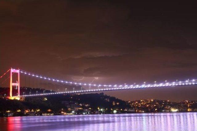 İstanbul'da Art Arda Çakan Şimşekler Gökyüzünü Aydınlattı