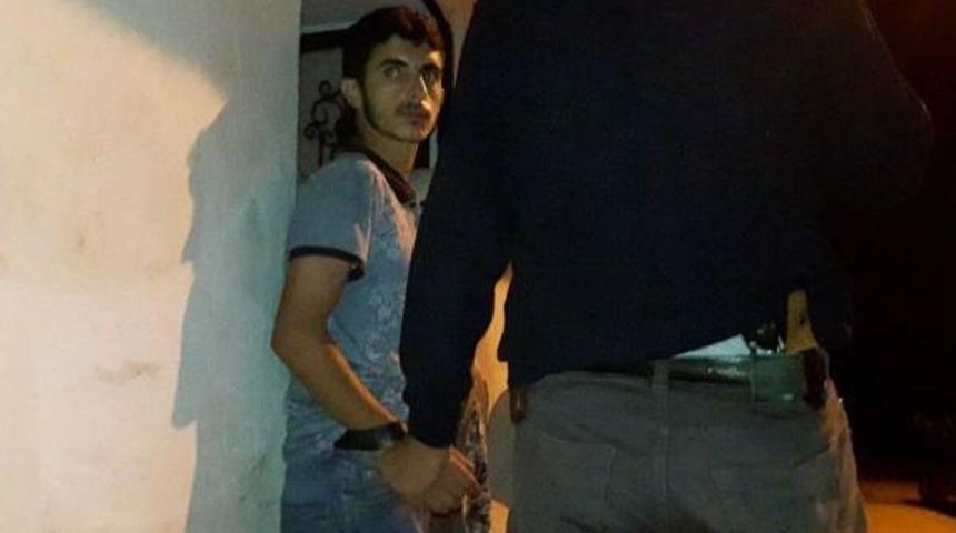 Hırsızlık Ş&uuml;phelisi, &Ccedil;atışmada 2 Polisi Yaralayıp Ka&ccedil;tı (3 )