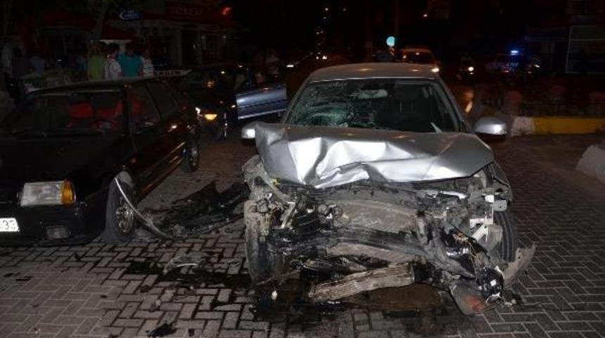 2 Otomobil &Ccedil;arpıştı: 1 &Ouml;l&uuml;, 2'si &Ccedil;ocuk 4 Yaralı