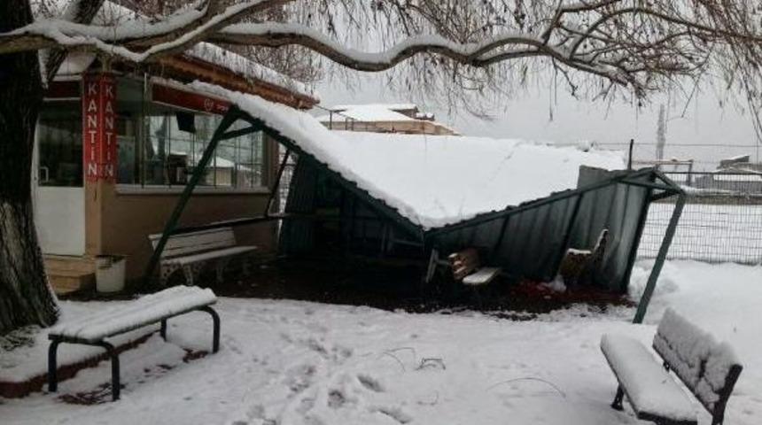 Stadyumun Trib&uuml;n &Ccedil;atısı Kardan &Ccedil;&ouml;kt&uuml;