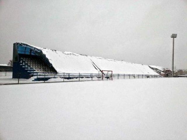 Stadyumun Tribün Çatısı Kardan Çöktü