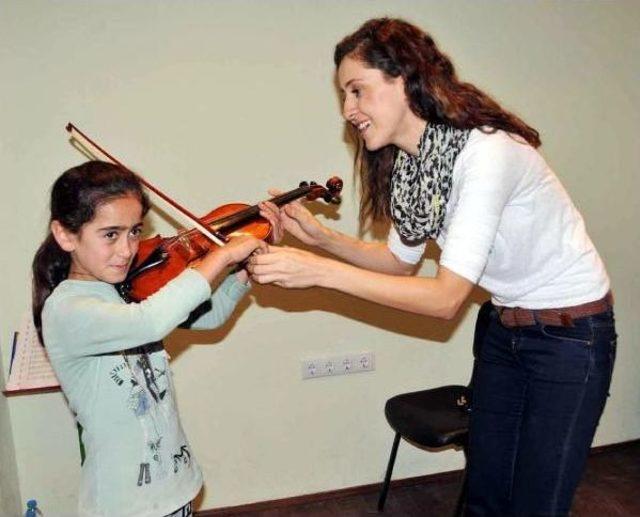 KLASİK M&Uuml;ZİK İ&Ccedil;İN YOLLARA D&Uuml;ŞT&Uuml;LER 1