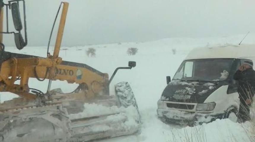 Kar Ve Tipide Mahsur Kalan 2 Kişiyi Belediye Ekipleri Kurtardı