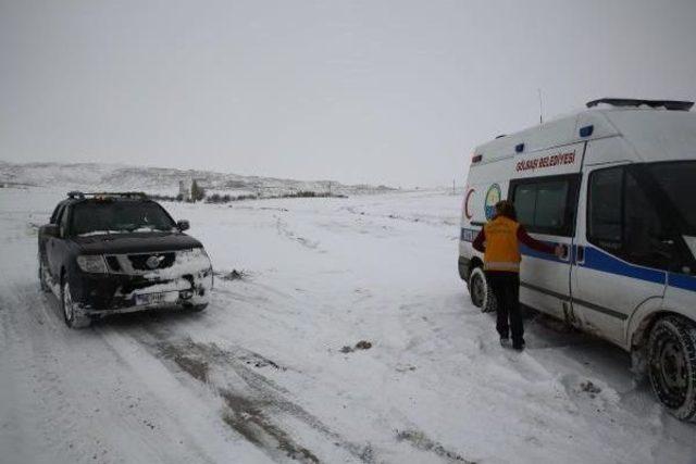Kar Ve Tipide Mahsur Kalan 2 Kişiyi Belediye Ekipleri Kurtardı 2