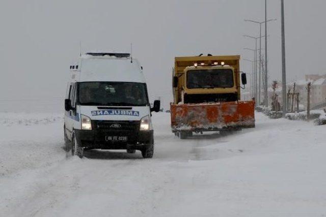 Kar Ve Tipide Mahsur Kalan 2 Kişiyi Belediye Ekipleri Kurtardı 3