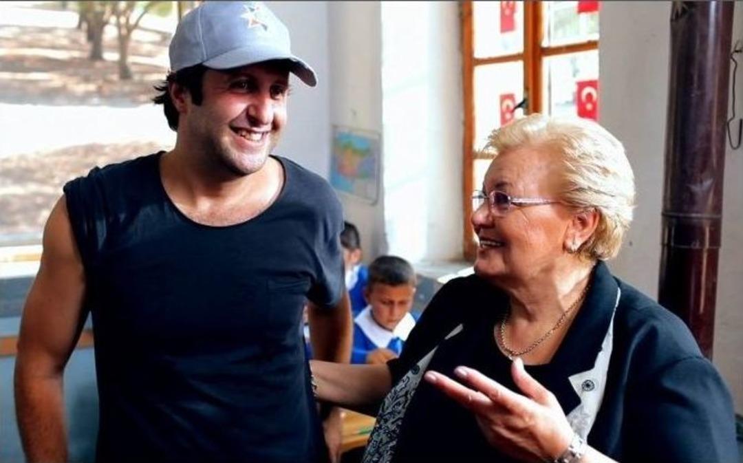 &Uuml;nl&uuml; Oyuncu İlkokul &Ouml;ğretmenini Filminde Oynattı