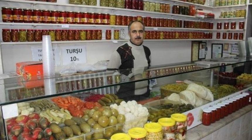 &Ccedil;alışan Kadınlar Turşuyu Hazır Alıyor