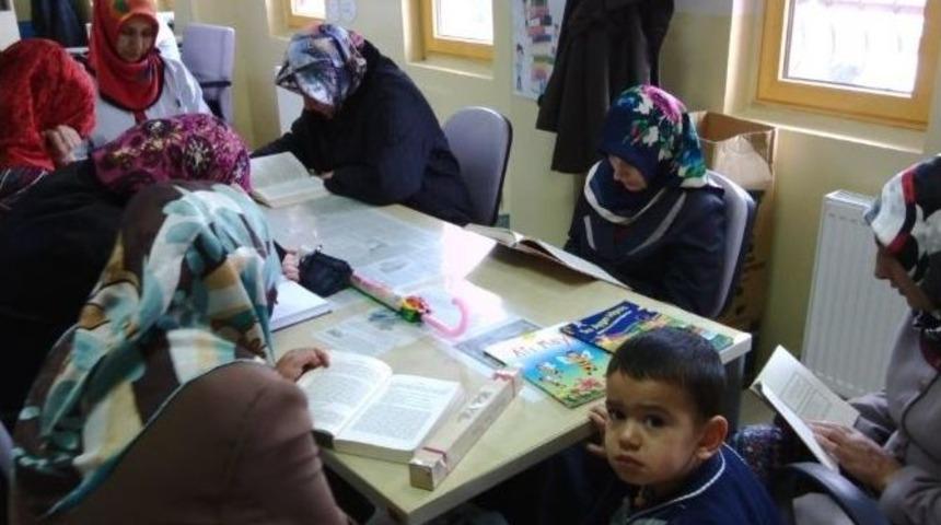 Minikler Derste Veliler K&uuml;t&uuml;phanede