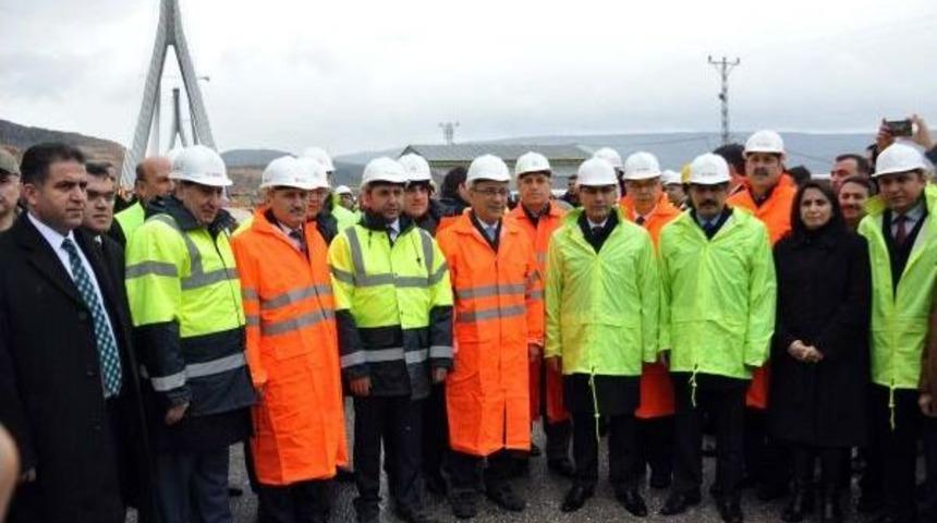 Bakan Elvan, Nissibi K&ouml;pr&uuml;s&uuml;'nde Kaynak Yaptı