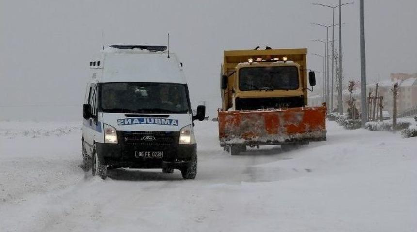 G&ouml;lbaşı&rsquo;nda Donmak &Uuml;zere Olan 2 Kişi Kurtarıldı