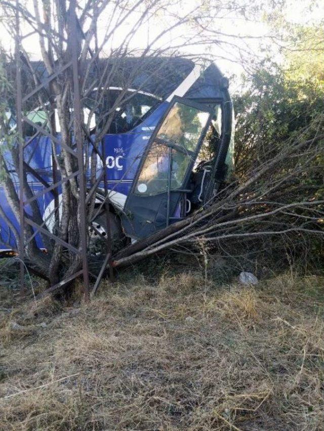 Bucak'ta Yolcu Otobüsü Kazası: 2 Yaralı