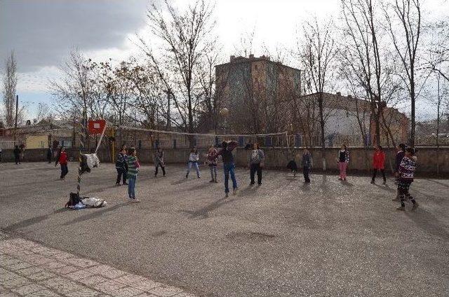 (özel Haber) Kış Ortası Tozdan Yollar Sulandı