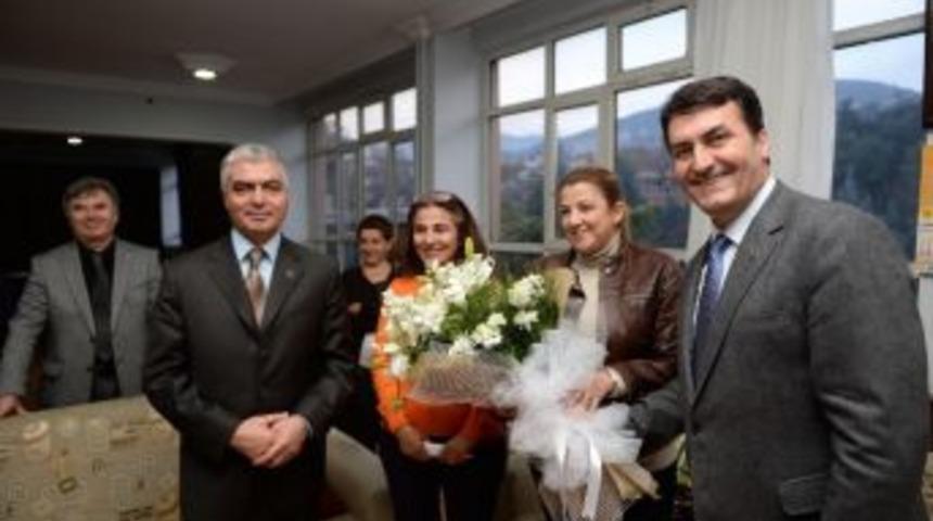 Başkan D&uuml;ndar &Ouml;ğretmenleri Unutmadı