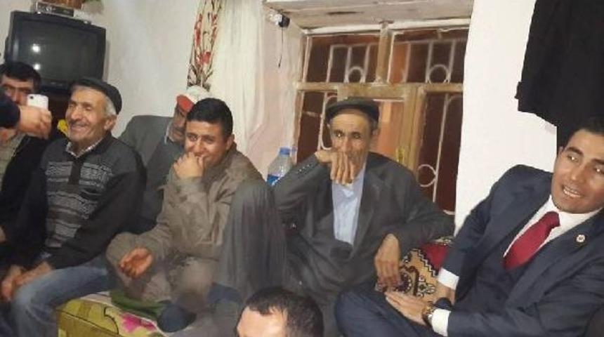 Yolu A&ccedil;ılan K&ouml;yl&uuml;ler Kaymakam Ile T&uuml;rk&uuml; S&ouml;yledi
